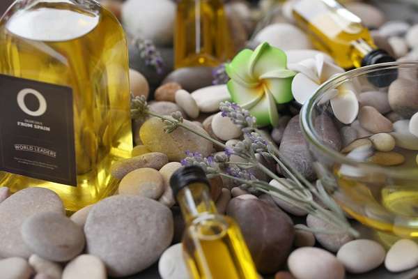 Испанская бутылка с оливковым маслом со стеклянной чашей