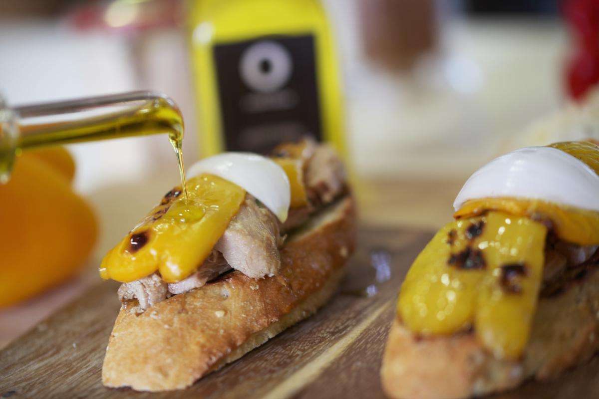 ТОСТЫ С КОНСЕРВИРОВАННЫМ ТУНЦОМ В ОЛИВКОВОМ МАСЛЕ, ПЕРЦЕМ И СЛАДКИМ ЛУКОМ