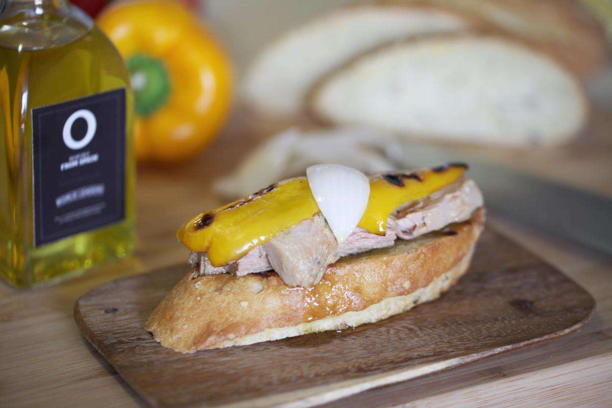 ТОСТЫ С КОНСЕРВИРОВАННЫМ ТУНЦОМ В ОЛИВКОВОМ МАСЛЕ, ПЕРЦЕМ И СЛАДКИМ ЛУКОМ